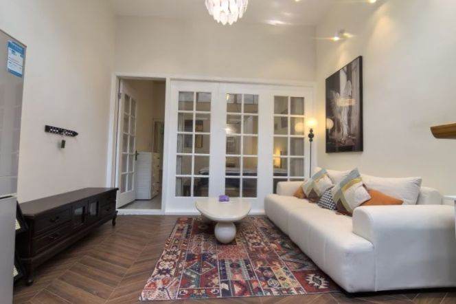 Bright Quiet Spacious Apt has big open kitchen @  Jiashan Rd.