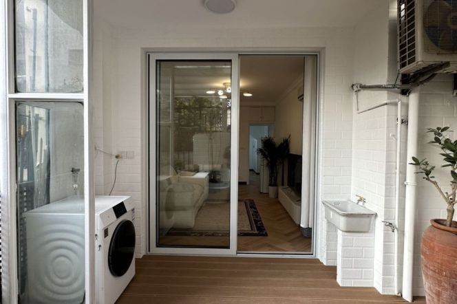  Renovated 1br old apt with Yard nr Changshu Rd L1&7