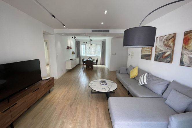 Spacious 3Brm With 2 Balconies Near Line 1/9/11 Xujiahui