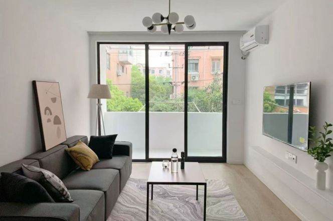 zhongshan park - bright& modern apartment with balcony @ line 2/11 jiangsu road 