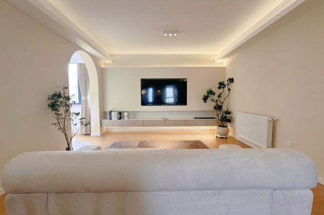 Spacious large 2 br Ideal price 14K modern decoration M2/7/14 Jing'an Temple 