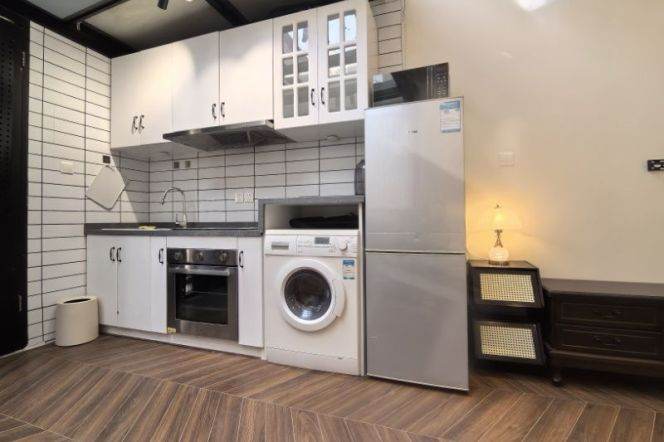 Bright Quiet Spacious Apt has big open kitchen @  Jiashan Rd.