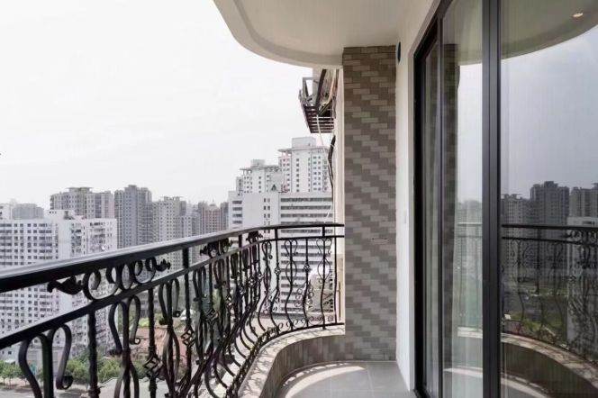 3+1 Rooms, 2 Baths with Open Balcony/Floor Heating/Central ac/Oven, 170 sqm @ Lujiabang metro L8