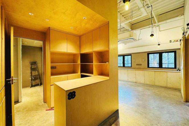 High Ceiling office near JiangSu RD M2/11