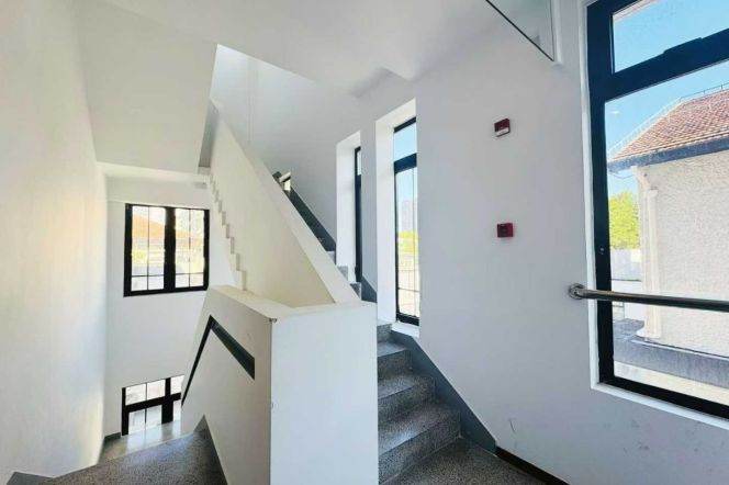 High Ceiling office near JiangSu RD M2/11