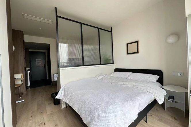 Short term 1 br 8.5K super modern nice decoration golden location M2/7/14 Jing'an 