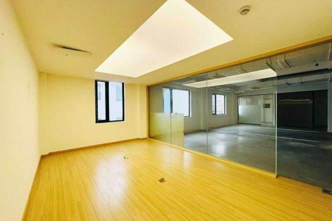Bright office near JiangSu RD M2/11