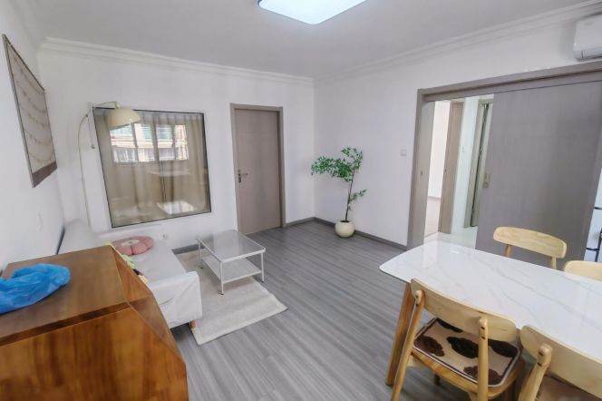 Bright 2 br on West BeiJing rd in Jing'an .Easy to L 2/12/13 West NanJing Rd St.