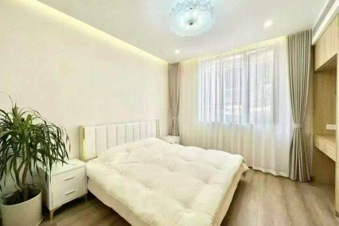 Yan’an rd/Weihai rd whole lane house 4brs with terrace & yard & floor heat;L2/7