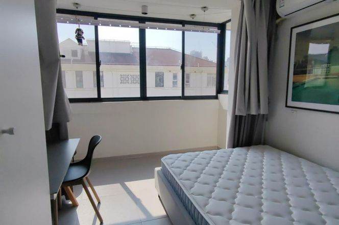 Cozy  1 br with lift in XuHui,5 mins walking to  L 4/12 DaMuQiao Rd St.