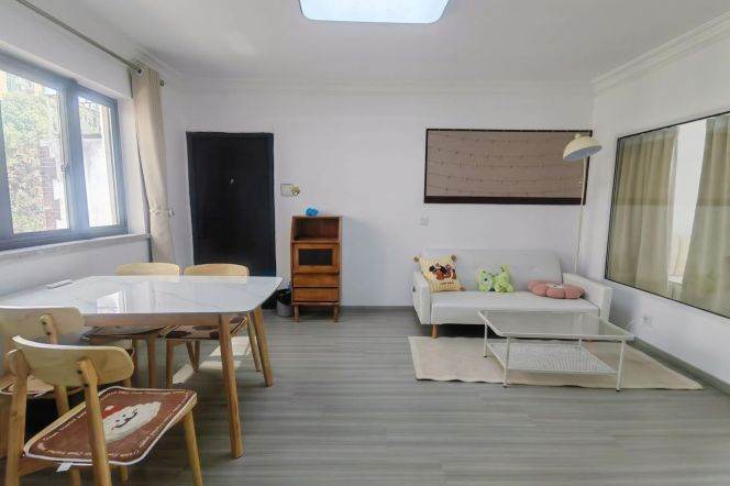 Bright 2 br on West BeiJing rd in Jing'an .Easy to L 2/12/13 West NanJing Rd St.