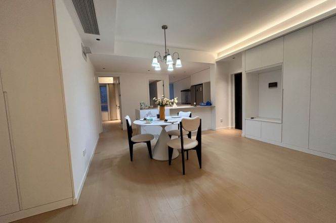 4 Brs, 2 Baths, 180 sqm with Floor Heating/Central ac/Oven/Dish washer @ West Yan’an metro L3&4