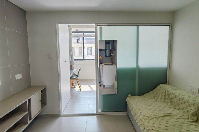 Cozy  1 br with lift in XuHui,5 mins walking to  L 4/12 DaMuQiao Rd St.