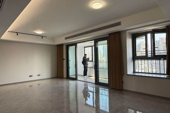 4 Brs, 2 Baths with Floor Heating/Central ac/New compound,150 sqm @ Wuning metro L13