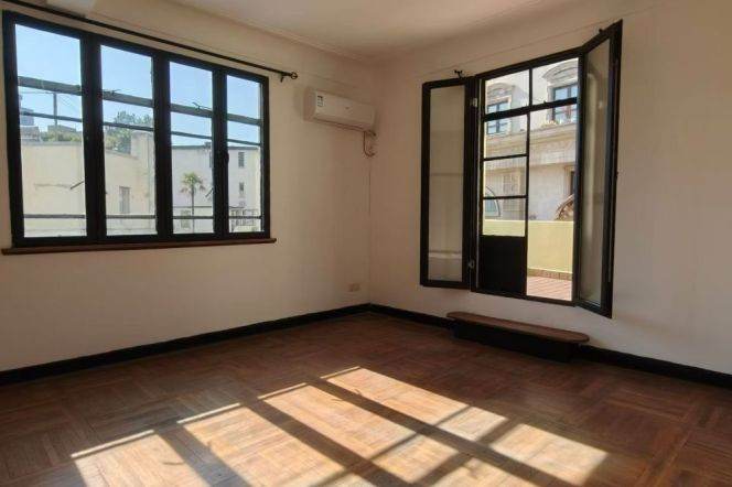 Hengshan Road Sunny 2br with big Outdoor 
