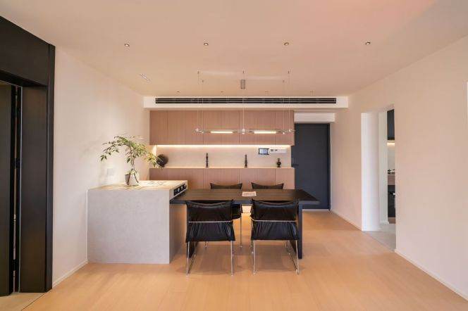 3 Brs, 2 Baths with Open Balcony/Floor Heating/Central ac, 160 sqm @ West Yan’an metro L3&4