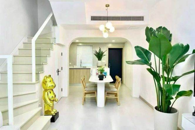 Yan’an rd/Weihai rd whole lane house 4brs with terrace & yard & floor heat;L2/7