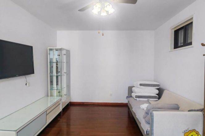 Good price 2 br on High floor in Xuhui ,3 mins walking to L1/12 CaoBao Rd St.