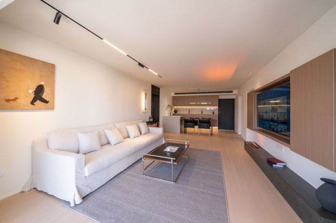 3 Brs, 2 Baths with Open Balcony/Floor Heating/Central ac, 160 sqm @ West Yan’an metro L3&4