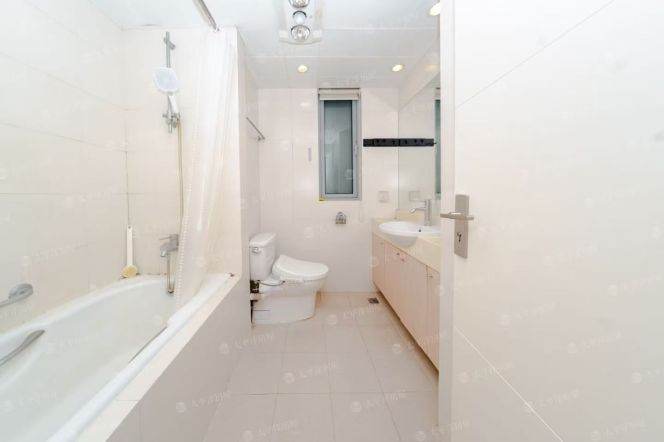 Modern 2BR at Lujiazui Central Garden | 95sqm Prime Pudong Residence | Near Metro Line 2