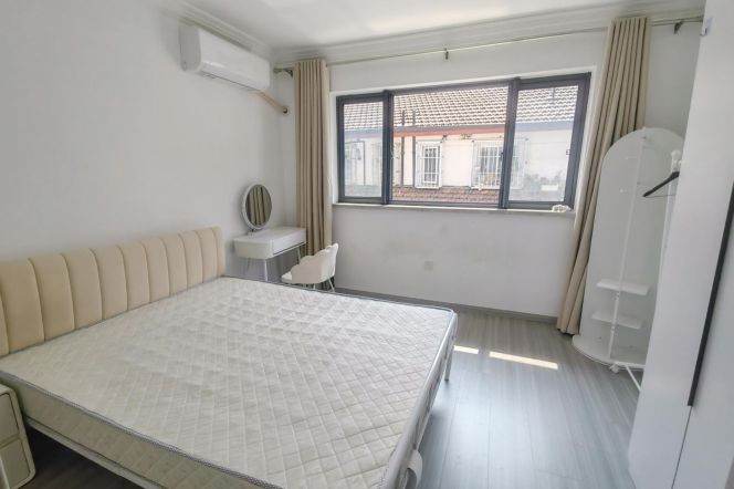 Bright 2 br on West BeiJing rd in Jing'an .Easy to L 2/12/13 West NanJing Rd St.