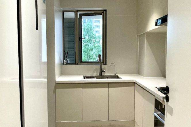 3BR 2BTH w/ Balcony & Pool nr Jing'An Temple M2/7/14