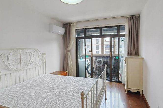 Good price 2 br on High floor in Xuhui ,3 mins walking to L1/12 CaoBao Rd St.
