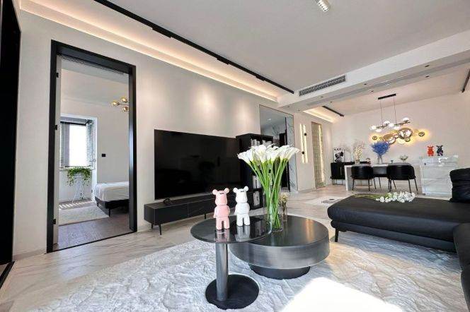 2 Brs, 2 Baths with Floor Heating/Central ac/Oven/Dish washer, 140 sqm @ Shanghai Stadium L4