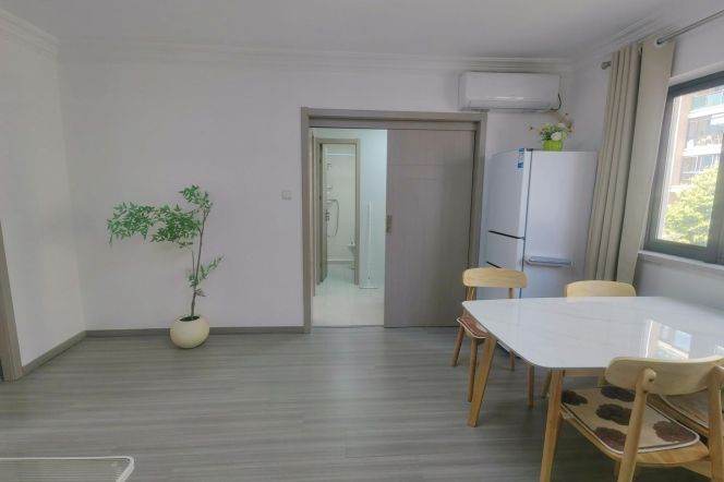 Bright 2 br on West BeiJing rd in Jing'an .Easy to L 2/12/13 West NanJing Rd St.