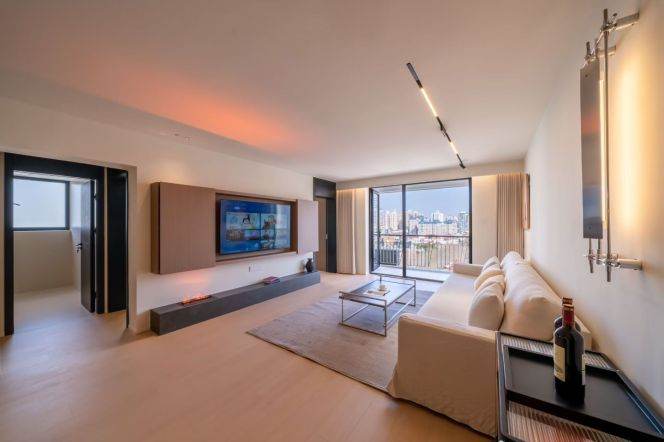 3 Brs, 2 Baths with Open Balcony/Floor Heating/Central ac, 160 sqm @ West Yan’an metro L3&4