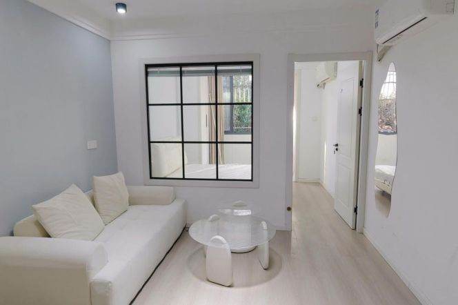 Bright 1 br on FaHuaZhen Rd . easy to L10/11 JiaoTong University st. + L 3/4 Yan'an Rd(W) St.