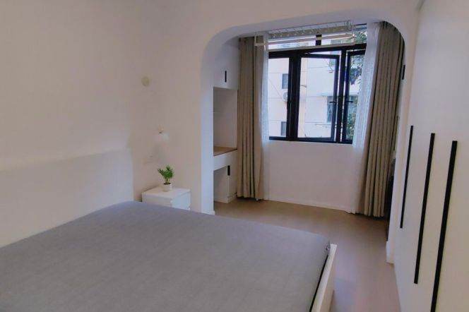 Good layout 1 br in ChangNing, 5 mins walking to L 3/4 West Yan'an Rd st.