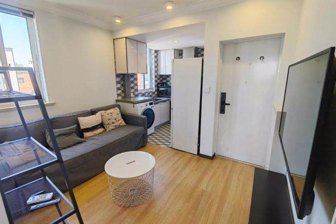 Bright & Nice view 1 br with lift 3 mins walking to L 1 HengShan Rd st.+ L 10 SH Library St.