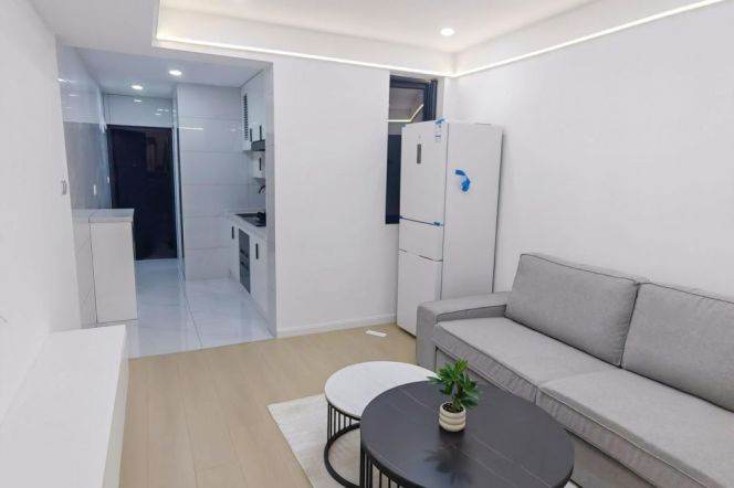 Good layout 1 br in ChangNing, 5 mins walking to L 3/4 West Yan'an Rd st.