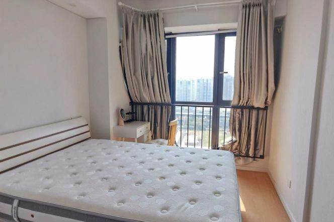 Sunny 1 br next NYU shanghai ,4 mins walking to L 6/8/11 Oriental sports center st.
