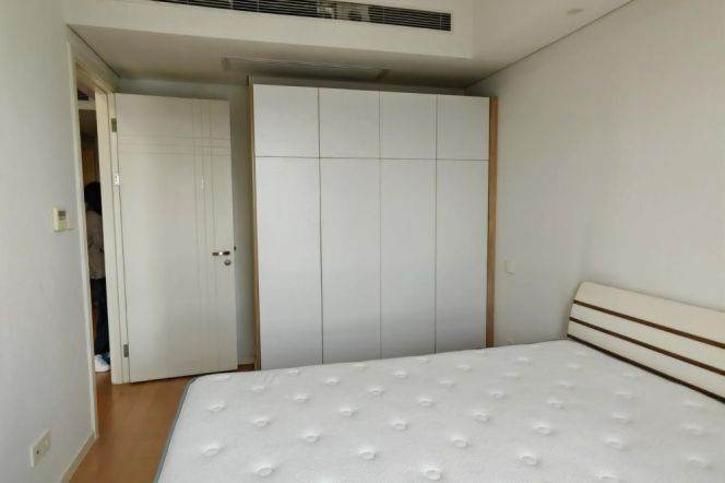 Sunny 1 br next NYU shanghai ,4 mins walking to L 6/8/11 Oriental sports center st.