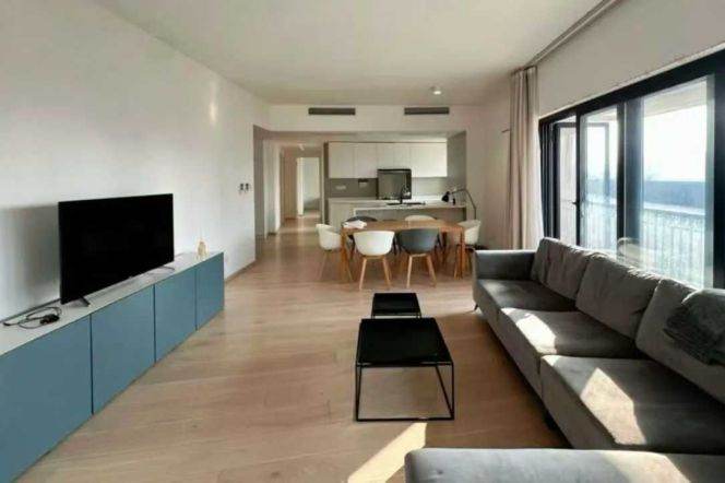 Spacious bright 3br+1/2bt@hengshan rd 180sqm with large open balcony