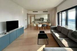 Spacious bright 3br+1/2bt@hengshan rd 180sqm with large open balcony