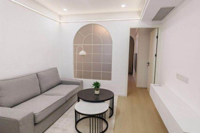 Good layout 1 br in ChangNing, 5 mins walking to L 3/4 West Yan'an Rd st.