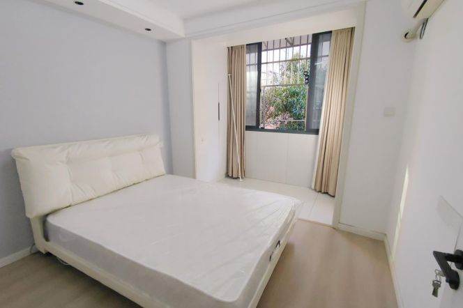 Bright 1 br on FaHuaZhen Rd . easy to L10/11 JiaoTong University st. + L 3/4 Yan'an Rd(W) St.
