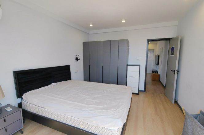 Bright & Nice view 1 br with lift 3 mins walking to L 1 HengShan Rd st.+ L 10 SH Library St.