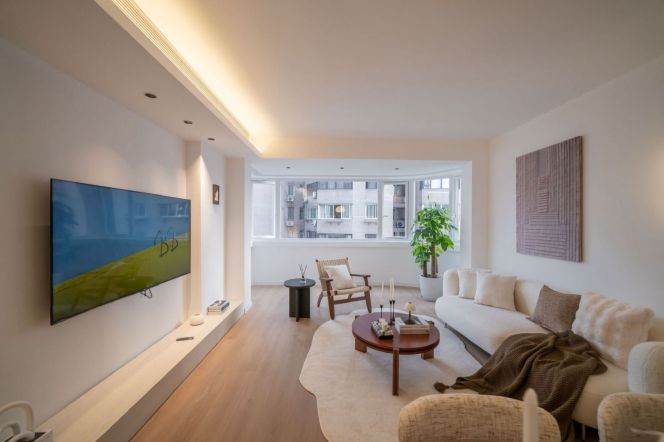 Modern 1bedroom with floor heating and balcony easy access to Hong qiao area and Xujiahui area
