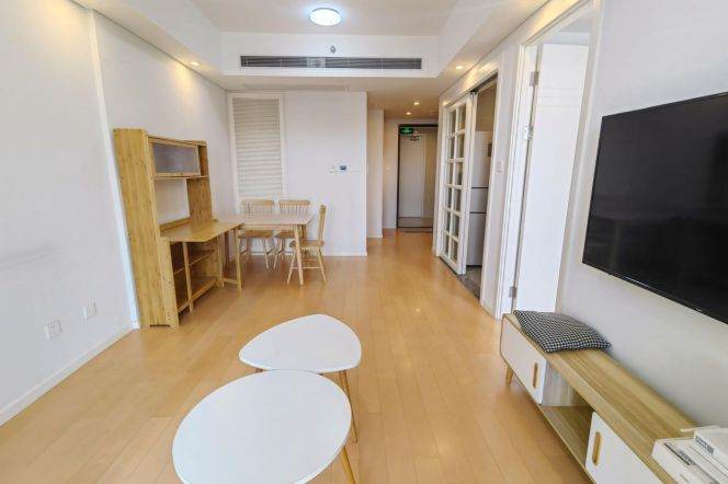 Sunny 1 br next NYU shanghai ,4 mins walking to L 6/8/11 Oriental sports center st.