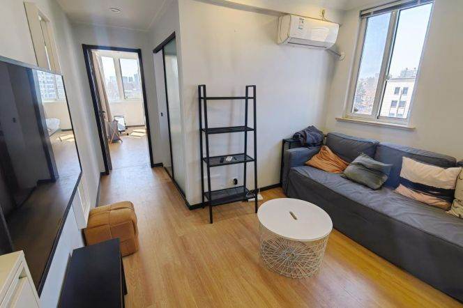 Bright & Nice view 1 br with lift 3 mins walking to L 1 HengShan Rd st.+ L 10 SH Library St.