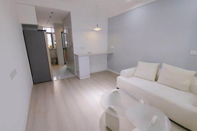 Bright 1 br on FaHuaZhen Rd . easy to L10/11 JiaoTong University st. + L 3/4 Yan'an Rd(W) St.