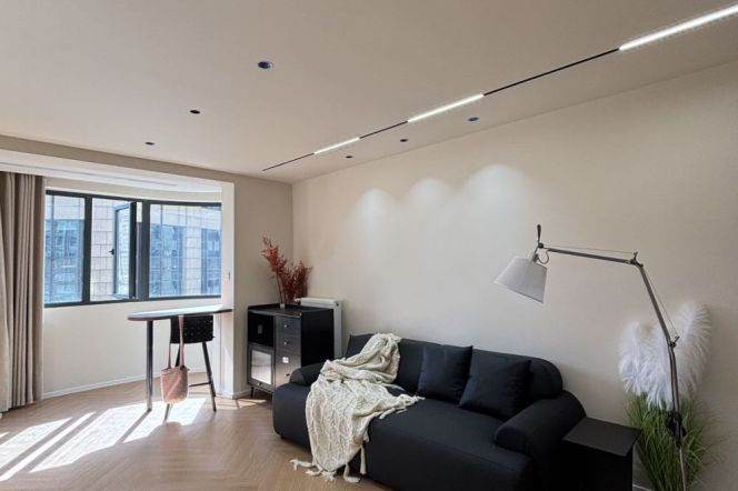 Modern 3brs with floor heating and balcony in  central Xintiandi