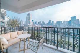 Suzhou River scenic apartment, with two balconies, featuring the "Three Views of Pudong" view.
