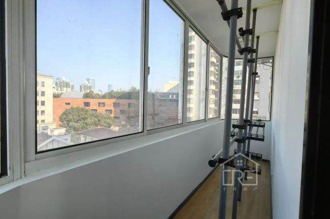 Quality one bedroom elevator Apt+balcony+heating+oven 1min to Hengshan Rd