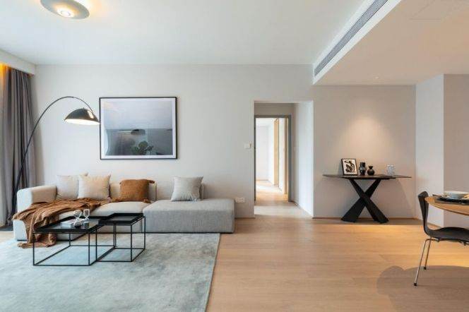 Spacious bright 3br/2bt@South Pudong rd 182sqm with large open balcony