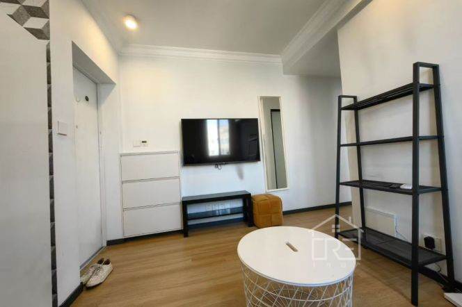 Quality one bedroom elevator Apt+balcony+heating+oven 1min to Hengshan Rd